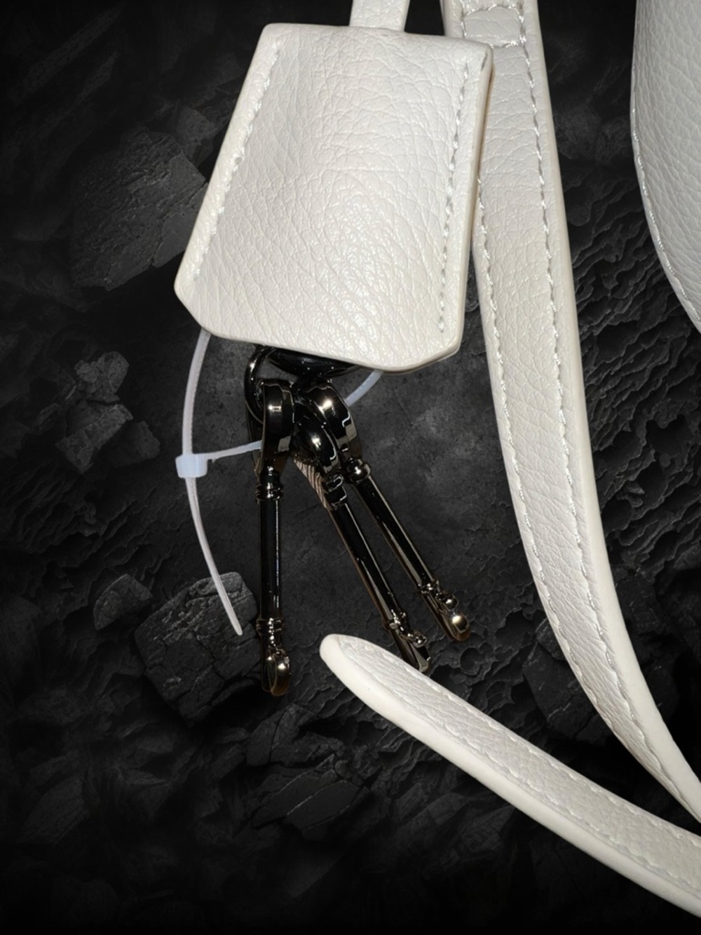 Betsey Johnson White Embossed Skull Crossbody Bag Convertible - Picture 11 of 13